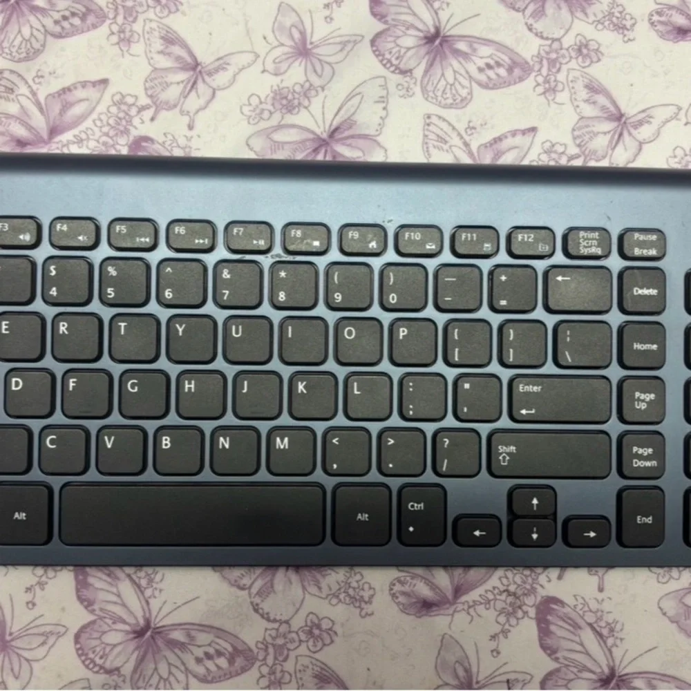 📍Sleek Gray Wireless Keyboard